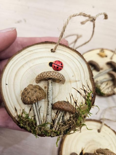 Wood Discs Crafts, Handmade Craft Ideas, Acorn Craft, Woodland Christmas Ornaments, Woodland Ornaments, Acorn Ornaments, Mushroom Crafts, Acorn Crafts, Wood Slice Art