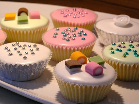 Cupcake - flat icing Cupcake Themes, Glace Icing, Elegant Cupcakes, Decorating Cupcakes, Icing Ideas, Pretty Cupcakes, Birthday Breakfast, Cupcake Icing, Wedding Cakes With Cupcakes