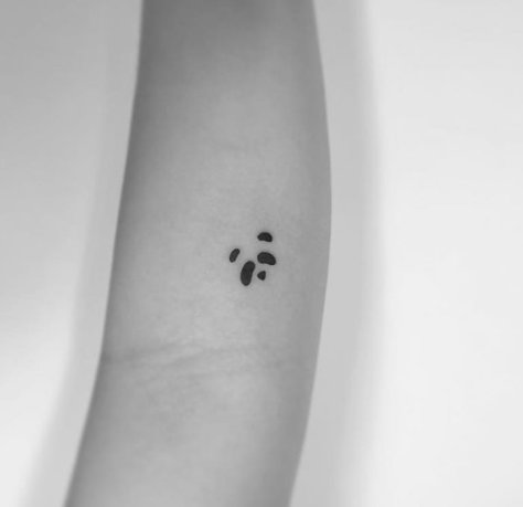 13+ Minimalist Tattoos By A Korean Artist                              … Tato 3d, Minimalist Tattoo Meaning, Tattoo Band, Tattoos Pinterest, Korean Tattoo Artist, Tato Minimal, Paris Tattoo, Typography Tattoo, French Tattoo