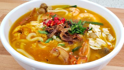 Banh Canh Cua is aka Vietnamese Crab Udon, an orange-colored thick and round that consists of thick and round noodles, whole shrimp and crab meat ... Banh Canh Cua Recipe, Banh Canh Cua, Banh Canh Recipe, Banh Canh, Asian Seafood, Udon Recipe, Dinner Seafood, Noodle Soups, Vietnamese Soup