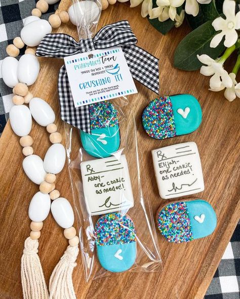 Pharmacist Gifts Diy, Pharmacy Cookies Decorated, Pharmacy Cookies, Degree Party, Cookie Variety, Pharmacy Week, Future Pharmacist, Pharmacy Graduation, Desert Inspiration