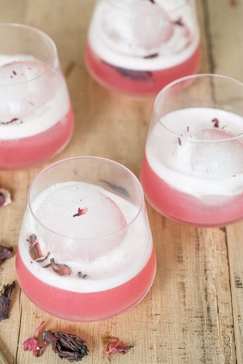 Gin Sour Recipe, Cointreau Cocktail, Limoncello Cocktails, Gin Sour, Dried Hibiscus Flowers, Sour Foods, Spring Cocktails, Sour Cocktail, Sazerac