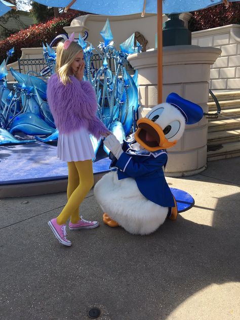 Adult Daisy Duck Costume, Disney Bounding Daisy Duck, Daisy Duck Costume Diy, Daisy Duck Bounding, Daisy Duck Inspired Outfit, Daisy Duck Costume For Women, Daisy Duck Outfit Disney Inspired, Daisy Inspired Outfits, Minnie And Daisy Costume