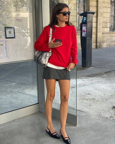 7 Classic Fall Outfit Ideas, Courtesy of French Women | Who What Wear Red Sweater Outfit, Estilo Hailey Baldwin, Grey Skirt, Skandinavian Fashion, Chique Outfits, Populaire Outfits, Miniskirt Outfits, Mode Chic, Stil Inspiration