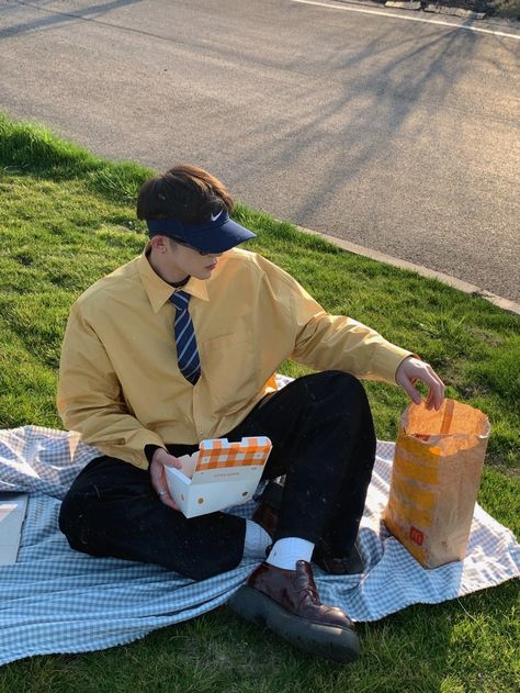 Picnic Aesthetic Outfit Men, Pose For A Photo, Picnic Photoshoot, Poses Men, Picture References, Insta Story Inspo, Aesthetic Outfits Men, Hot Poses, Fits Ideas