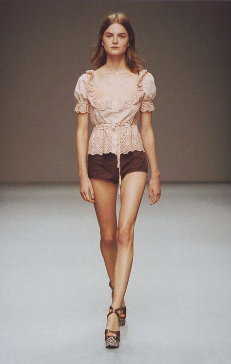 2002 Fashion, Vintage Miu Miu, Spring Collection Fashion, 90s Runway Fashion, Prada Spring, Fashion Design Portfolio, New Yorker, Skirt Outfits, Passion For Fashion