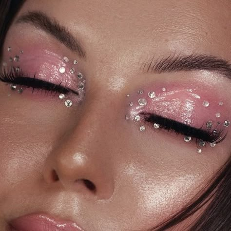 Pink Eye Makeup Euphoria, Pink Makeup Euphoria, Glitter Makeup Pink, Pink Party Makeup, Sparkly Pink Makeup, Pink Euphoria Makeup, Sparkly Makeup Looks, Pink Rhinestone Makeup, Pink Sparkly Makeup