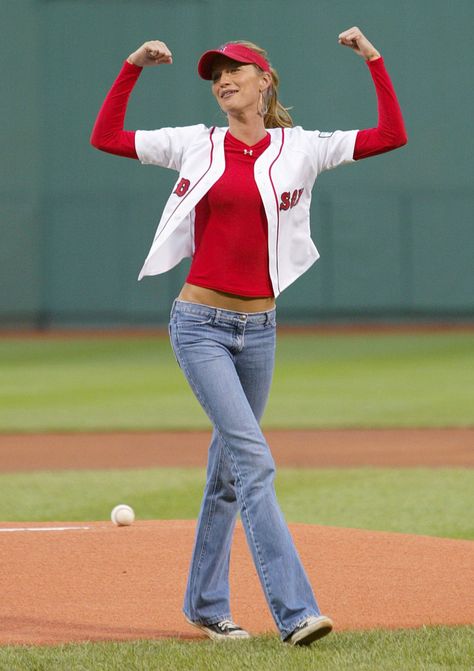 Gisele Bundchen Red Sox Outfit, Gisele Bundchen Style, Boston Red Sox Outfit, Red Sox Game, Boston Fashion, Fan Fashion, Baseball Outfit, Gisele Bündchen, Gisele Bundchen