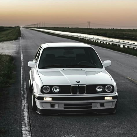 BMW E30 (old school meets classic) Bmwe30 Wallpaper, 325i Bmw Gusheshe Wallpaper, 325i Bmw Gusheshe, Bmw Old School, Bmw E30 325, Bmw E30 Coupe, Old Bmw, E60 Bmw, Super Photo