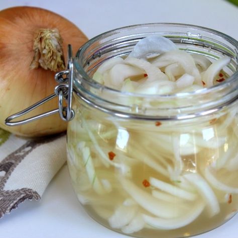 Vidalia onions are a seasonal treat: Seeing them pop up in farmers' markets and grocery stores is a sure sign of spring.  Get the recipe at Chatelaine.com! Pickled Vidalia Onions Recipe, Pickled White Onions, Vidalia Onion Recipes, Quick Pickle, Tartiflette Recipe, Easy Pickle, Canning Pickles, Refrigerator Pickles, Dipping Sauces