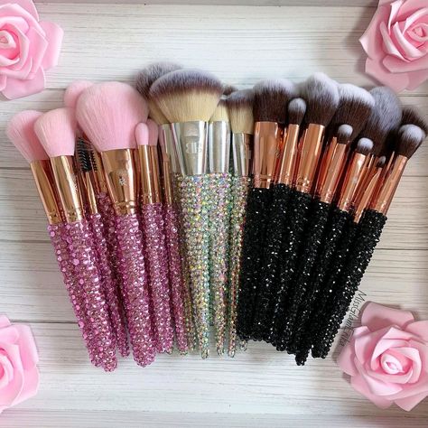 Sparkly Makeup Brushes, Alice Makeup, Bedazzled Things, Glossier Lip, Makeup Companies, Makeup Kit For Kids, Sparkly Makeup, Makeup Brush Sets, Korean Eye