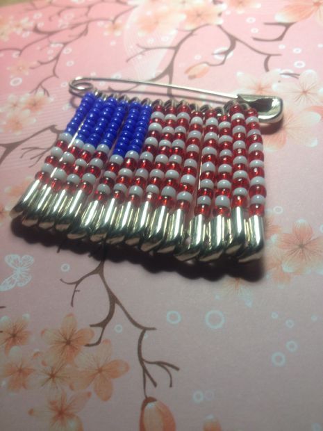 Beaded American Flag Pin #jewelry Safety Pin Jewelry Patterns, Friendship Pins, American Flag Crafts, Safety Pin Crafts, American Flag Pin, American Flag Wall Art, Flag Beads, American Flag Fashion, American Flag Wreath