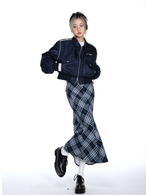 Plade Skirt Outfit Fall, Midi Plaid Skirt Outfit, Fishtail Skirt Outfit, Plaid Midi Skirt Outfit, Night Gender, Tartan Midi Skirt, Blue Skirt Outfits, Long Plaid Skirt, Plaid Skirt Outfit