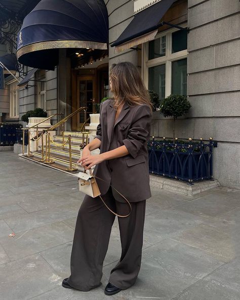 Brown Wide Leg Pants Outfit, Wide Leg Pants Outfit Ideas, Brown Wide Leg Pants, Brown Pants Outfit, Street Style 2023, Pants Outfit Ideas, Wide Leg Pants Outfit, Style Wide Leg Pants