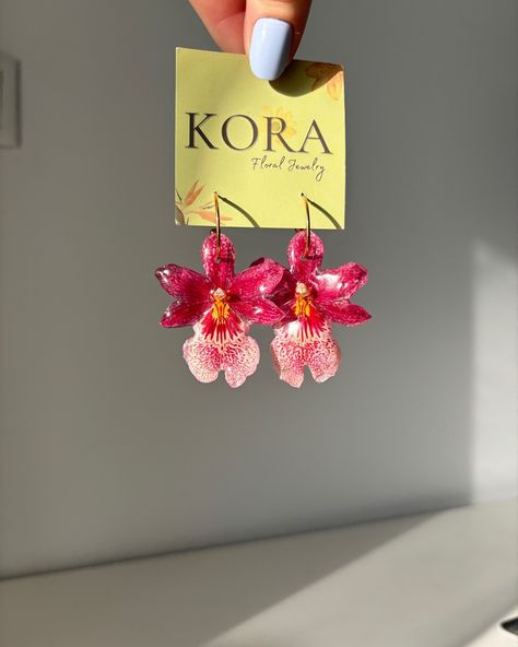 These new Miltonia hoop earrings are transporting us on a tropical island 🏝️ it’s giving sun, sea, salt and flowers vibes 🌺🌞🌸 They are available on the website in two different size✨ #koraatelierbcn #barcelonahandmade #joyasfloresreales #idearegalo #bijouxfleurs #joyasconflores #florespreservadas #bijouxfleurssechees #barcelonadesigners #eventbarcelona #fashionshowbarcelona Homemade Resin, Jewelry Content, Accesorios Aesthetic, Flower Resin Jewelry, Diy Doll Miniatures, Real Flower Jewelry, Flower Resin, Jewelry Accessories Ideas, Face Massage