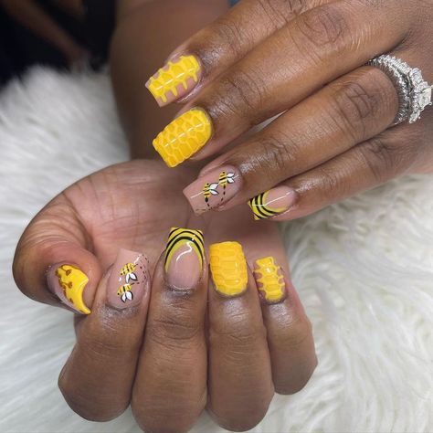 Yellow Bumble Bee Nails, Honey Bee Nail Designs, Beehive Nails, Bee Inspired Nails, Bee Themed Nails, Bee Acrylic Nails, Bumble Bee Nails Design, Yellow Bee Nails, Glitter Matte Nails