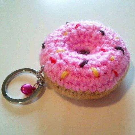 Crochet Keyring Free Pattern, Crochet Cupcake, Amigurumi Keychain, Handmade Food, Crochet Keychain Pattern, Crochet Food, Crochet Amigurumi Free Patterns, Beginner Crochet Projects, Crochet Amigurumi Free