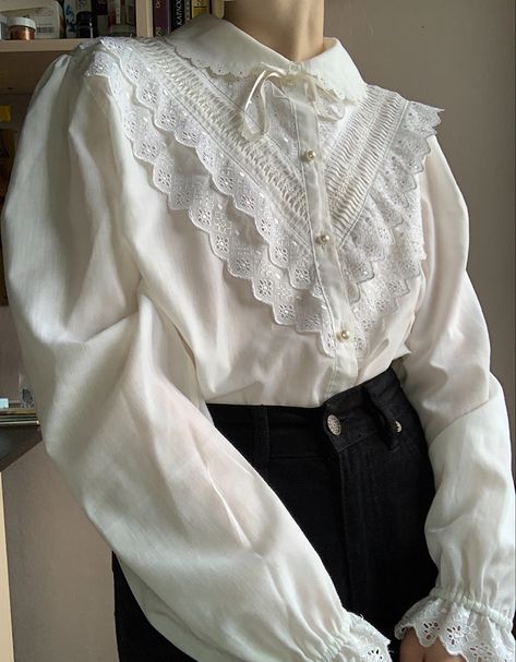 White Shirt Vintage, Romantic Tops, Fairytale Fashion, Wardrobe Tips, Outfits Chic, Vintage Blouse, Nice Style, Outfit Inspo Fall, Chic Fashion