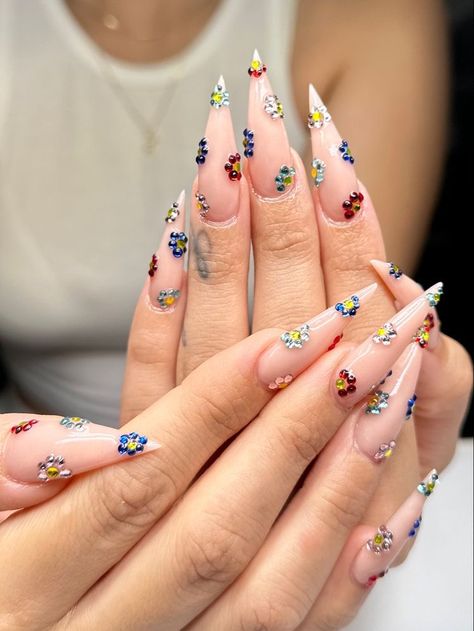 Acrylic Nails Stones Rhinestones, Simple Nail Ideas With Rhinestones, Autumn Nails With Rhinestones, Rhinestone Nails Flower, Jewel Flower Nails, Rhinestone Flowers On Nails, Righnstones Nails, Rhinestone Flower Nails Designs, Rhinestone Fall Nails