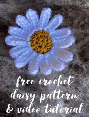 Crochet Daisy Pattern Free, Daisy Crochet Pattern, Super Cute Crochet, Crochet Flower Pattern, Beginner Friendly Crochet, Crochet Appliques, Crochet Wreath, Crochet Flowers Easy, Crocheting Ideas