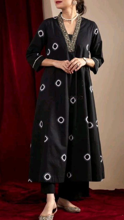 Simple Dress Casual, Stylish Kurtis Design, Beautiful Neck, Simple Kurti Designs, Long Kurti Designs, Pakistani Fancy Dresses, Neck Embroidery, Salwar Kamiz, A Line Kurta