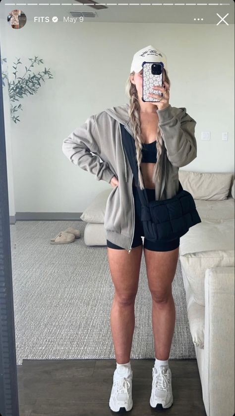 Hoț Girl Walk Outfit Summer, Cute Workout Outfits Summer, Gym Fits Aesthetic Women, Gym Flicks, Walk In The Park Outfit, Sydney Adams, Workout Clothes Summer, Walk Outfits, Summer Gym Outfit