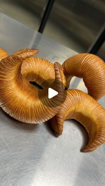 Dony Muhadi on Instagram: “Italian🇮🇹 + French🇫🇷, done by Indonesian 🇮🇩 *Sfogliatella Croissant* Cross laminated croissant dough, filled with homemade Ricotta…” Pastry Shapes, Parking Entrance, Crescent Dough Recipes, Homemade Ricotta Cheese, Croissant Roll, Bread Recipe Video, French Croissant, Homemade Ricotta, Croissant Bread