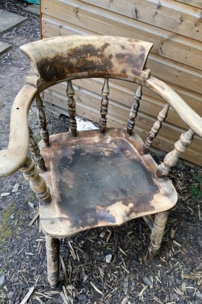 Captain Chairs Makeover, Wood Chair Paint Ideas, Captains Chair Makeover, Wooden Garden Boxes, Painting Chairs, Painted Wooden Chairs, Painted Wood Chairs, Office Chair Diy, Old Rocking Chairs