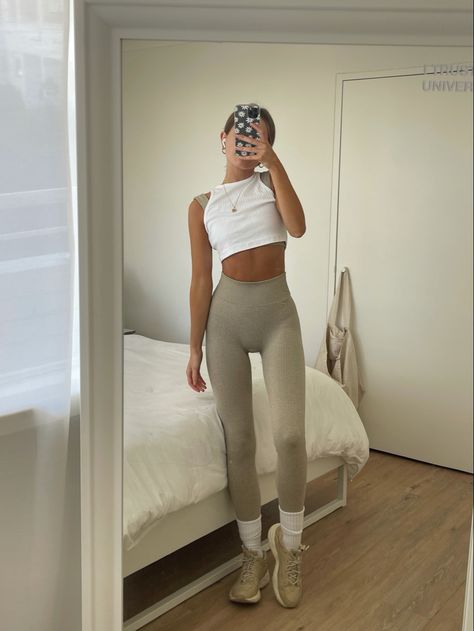 Pilates Outfit Summer, Pilates Clothes Outfit Workout Wear, Pilates Workout Outfit, Yoga Aesthetic Outfit, Pilates Outfit Style, Pilates Outfit Aesthetic, Pilates Aesthetic Outfits, Gymwear Aesthetic, Athleisure Fits