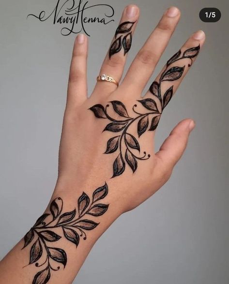 Stylish Back Hand Mehndi Designs, Stylish Back Hand Mehndi, Side Mehndi Design, Small Henna Designs, Henne Tattoo, Hand Mehndi Designs, Henna Style Tattoos, Jagua Henna, Small Henna