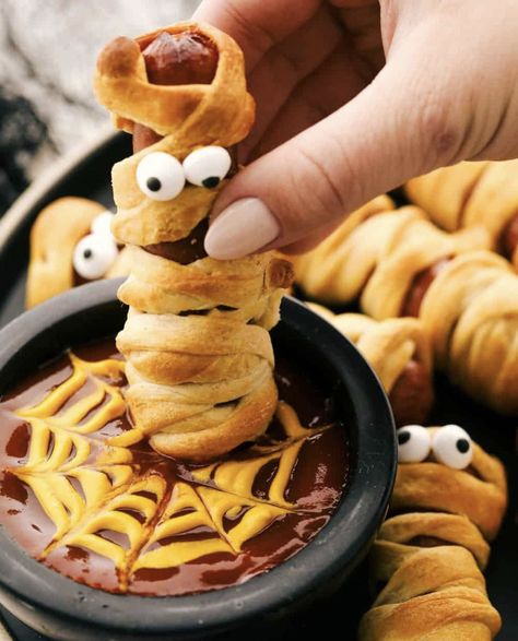 Mummy Hot Dogs Recipe, Halloween Mummy Hot Dogs, Mummy Hot Dogs, Spooky Recipes, Halloween Mad, Mummy Dogs, Creepy Halloween Food, Halloween At Home, Family Halloween Party