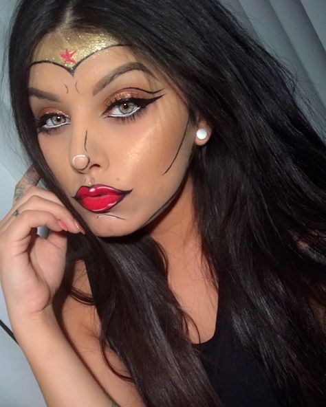 Superwoman glam Halloween makeup Superwoman Costume Makeup, Supergirl Makeup Halloween, Diy Wonderwoman Costume, Superwoman Makeup, Supergirl Makeup, Hero Makeup, Glam Halloween Makeup, Concert Makeup Looks, Superhero Makeup