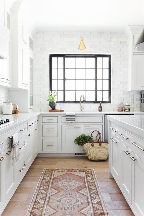 We are seeing black windows everywhere. They are not only trending with modern, minimal designs, but they are a timeless element that will last. Today I’ve rounded up rooms that made me fall in love with black windows even more. From steel casement windows to painted wooden frames, I hope these spaces might inspire you to incorporate them in your design. Black Windows - Black Framed Windows - Farmhouse Living - Kitchen Black Windows - Modern Farmhouse Kitchen Ikea, Black Window, Decor Ikea, White Kitchen Design, Black Windows, Trendy Kitchen, Kitchen Remodel Idea, White Cabinets, Beautiful Kitchens