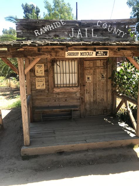 Chicken Town, Old West Decor, Cowboy Town, Rustic Shed, Old Western Towns, Diy Backyard Fence, Old West Town, Pallet House, Town Building