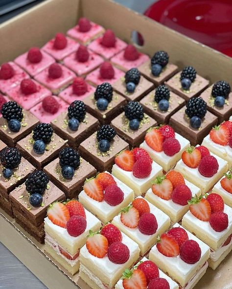 Cake For 40 People, Mini Square Cakes, Soft Desserts, Food Combos, Kue Macaroon, Buffet Dessert, Patisserie Fine, Dessert Cups Recipes, Mini Pastries