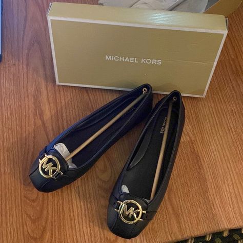 MICHAEL KORS Michael Kors Flats, Tory Burch Flats, 2024 Fashion, Michael Kors Shoes, Chanel Ballet Flats, Shirts For Women, Flat Shoes, New Style, Tory Burch