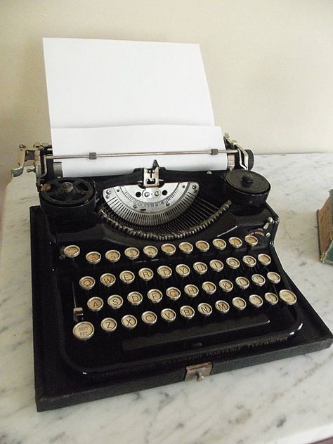 My 1920's Underwood Typewriter.. Writer Aesthetic, Underwood Typewriter, Antique Typewriter, Vintage Typewriter, Bedroom Crafts, Vintage Typewriters, Good Morning Messages, Morning Messages, Dream Bedroom