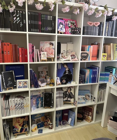 Kpop Albums Shelf, Kpop Shelf, Anime Bedroom Ideas, Easy Diy Room Decor, Cute Diy Room Decor, Room Redesign, Girly Room, Pop Collection, Redecorate Bedroom