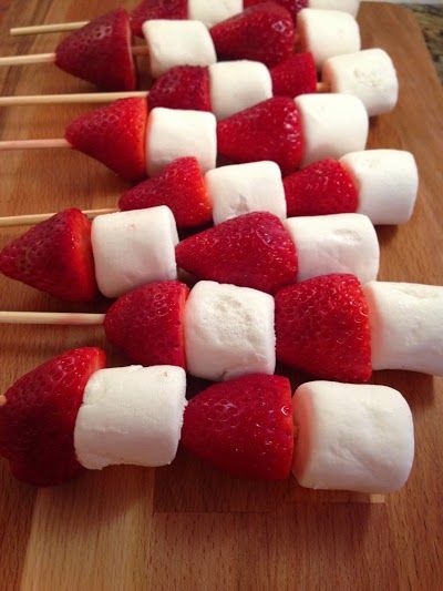 Marshmallow Valentines, Strawberry And Marshmallow, Marshmallow Kabobs, Marshmallow Skewers, Canada Day Party, Dressing For Fruit Salad, Kabob Skewers, Canada Food, Fruit Kabobs