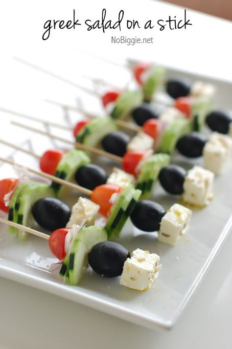 Griechischer Salat Einem Markt auf Lager - NoBiggie.net Salad On A Stick, Greek Salads, Best Party Appetizers, Brunch Easy, Summer Appetizer, Snacks Für Party, On A Stick, Great Appetizers, Perfect Appetizers