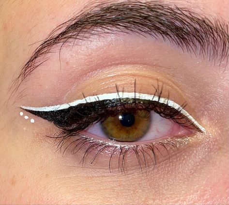 2 Colored Eyeliner, Fun Liner Makeup, Fun Eyeliner Black, Easy Creative Eyeliner Looks, Simple White Graphic Liner, Fun Easy Eyeliner, Colored Eyeliner Ideas, Simple Colored Eyeliner, Black And White Eyeliner Ideas