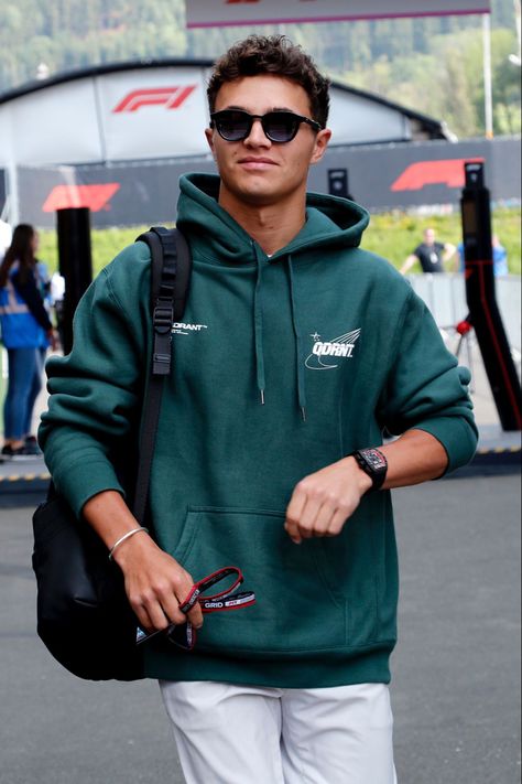 Landon Norris, F1 Photos, Everyday Outfits Summer, Streetwear Fashion Outfits, Fitness Fashion Outfits, Michael Schumacher, Lando Norris, Green Hoodie, Cool Fits