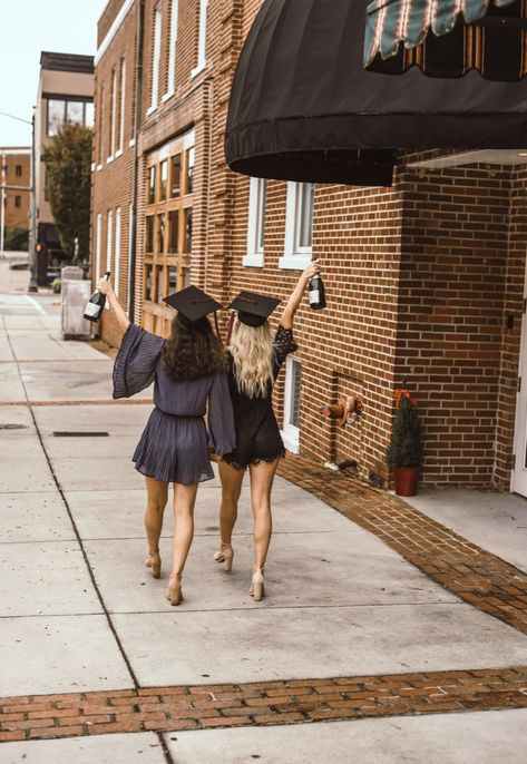 Best Friend Graduation Photoshoot Ideas, College Graduation Pictures 3 People, College Graduation Pictures Two Friends, Graduation Pics With Best Friend, Nursing School Graduation Pictures Best Friends, Graduation Photos Best Friends, Graduation Pictures With Sister, Best Friend College Graduation Pictures, Nursing Graduation Pictures With Friends