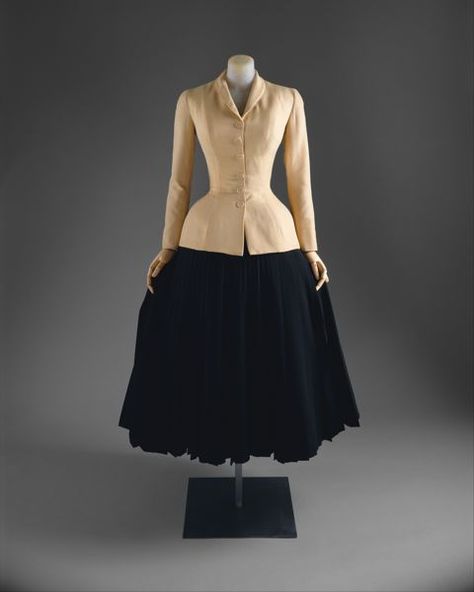 "Bar", House of Dior (French, founded 1947), silk, French, spring/summer 1947 Dior New Look, House Of Dior, Fashion 1940s, Dior Vintage, Iconic Dresses, 40s Fashion, Retro Mode, Vintage Couture, Vestidos Vintage