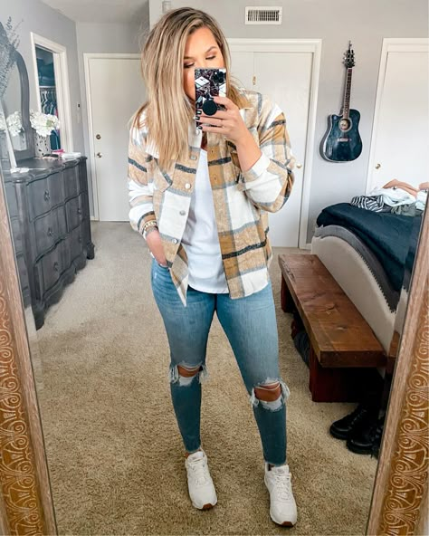 Mom Looks Casual Winter, Casual Fall Outfits With Jeans, Cute Winter Mom Outfits, Styles For Moms Cute Outfits, Cute Flannel Outfits Winter, Laid Back Mom Style, Flannel Outfits With Jeans, How To Dress Like A Soccer Mom, Cute Fall Mom Outfits