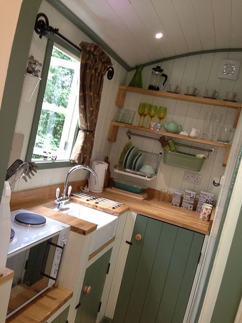 Tiny House Inspiration, Garden Decor Diy, Tiny House Kitchen, Van Home, Van Living, Shed Homes, Tiny Spaces, Tiny House Interior, Tiny House Cabin