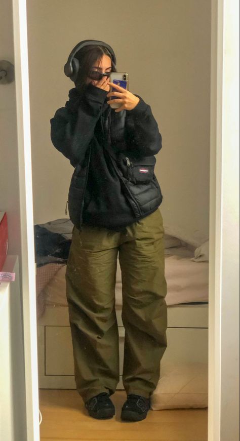 Women’s Baggy Aesthetic, Baggy Fits Women, Baggy Sweats Outfit, Baggy Fits Aesthetic, 90s Baggy Style, Street Wear Winter, Flannel Outfits Aesthetic, Loose Jeans Outfit, Baggy Clothes Outfit