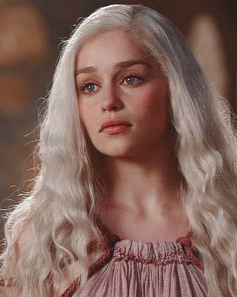 Emilia Clarke Body, Daenerys Targaryen Aesthetic, Dessin Game Of Thrones, Targaryen Hair, Emilia Clarke Daenerys, Emilia Clarke Daenerys Targaryen, Daenerys Stormborn, Targaryen Aesthetic, Gra O Tron