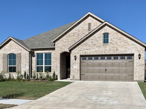 Exterior Scheme #14A - Winslow Brick w/ Cream Mortar. Cream Color Brick House Exterior Paint, Cream Colored Brick House, Cream Brick And Stone Exterior, Ivory Painted Brick Exterior, Cream Brick House Exterior Color Schemes, Beige Brick House, All Brick House Exterior, Brick Samples Exterior Colors, Brick Exterior Colors Schemes