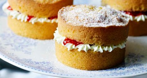 Mary Berry's Mini Victoria Sponge Cakes! Mary Berry Victoria Sponge, Mini Victoria Sponge Cakes, Mini Victoria Sponge, Classic Carrot Cake Recipe, Summer Cake Recipes, Sponge Cake Recipe, Victoria Sponge Cake, Sponge Cakes, Sponge Cake Recipes